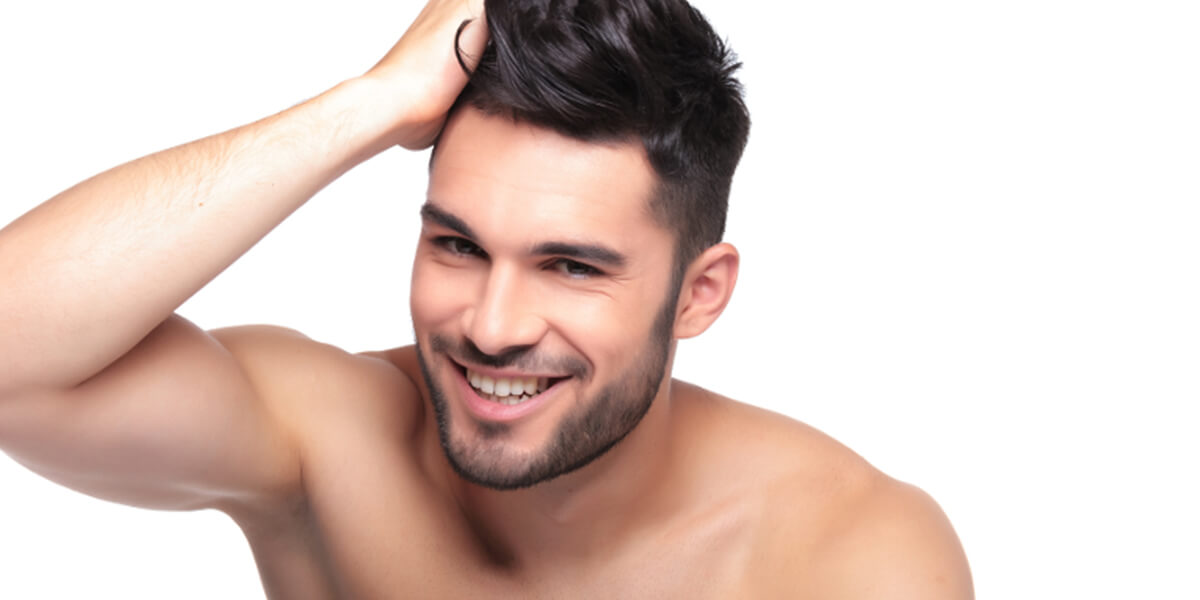 uomo sorridente capelli